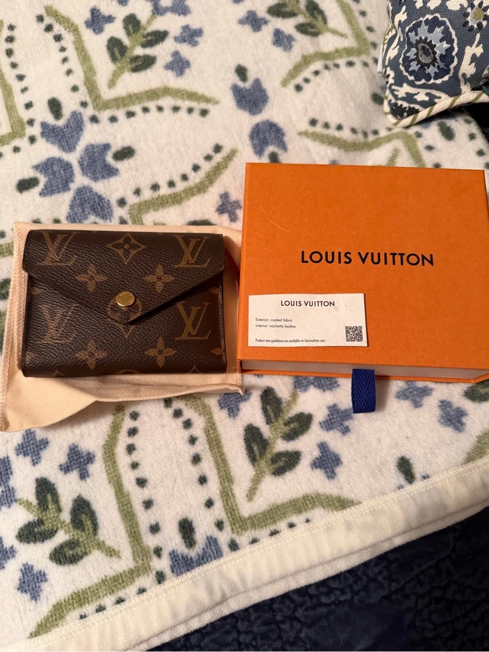 Louis VuittonVictorine small wallet. Fuchsia inside. Excellent condition